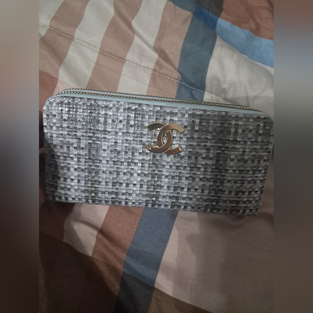 Gray Textured Womans Wallet - Picture 2 of 4